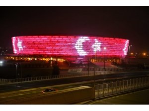 Haydar Aliyev Merkezi ve Bakü Olimpiyat Stadyumu’na Türk bayrağı silüeti yansıtıldı