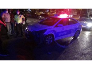 Polis aracıyla motosiklet çarpıştı: 1 yaralı