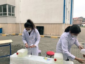 Lise öğrencileri temizlik malzemesi üretiyor