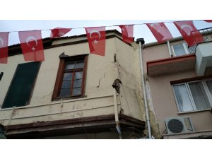 İzmir Valisi Köşger: "Yıkılan binalar olduğu ihbarı var"