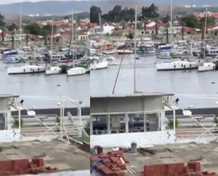İzmir'de ürküten görüntü! Deniz taştı, tekneler kontrolden çıktı!