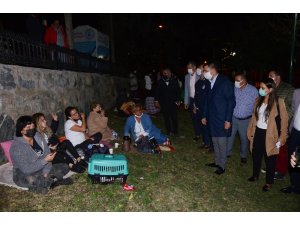 Kuşadası’nda başkanlar geceyi parkta geçiren vatandaşları ziyaret etti