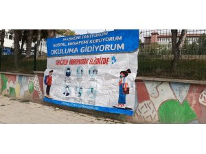 Okul bahçesinde Korona virüs bilgilendirme afişleri