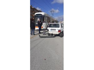 Eskişehir’deki trafik kazasında 2 otomobil ve tramvay hasar gördü