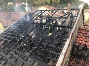 Çatı katında çıkan yangın korkuya neden oldu