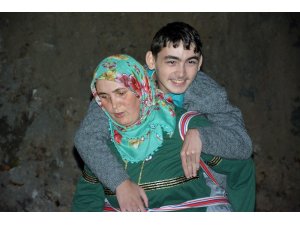 Cefakar annenin engelli oğlu için yol çilesi