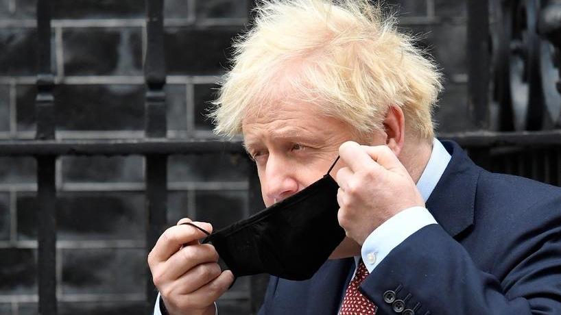 Boris Johnson kendini karantinaya aldı
