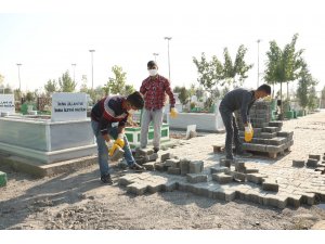 Diyarbakır’da mezarlıklar çamurdan kurtuluyor