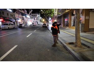 Sessizliğe bürünen cadde ve sokaklar temizlik görevlilerine kaldı