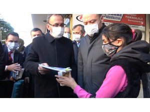 Bakan Kasapoğlu vatandaşlara kitap dağıttı