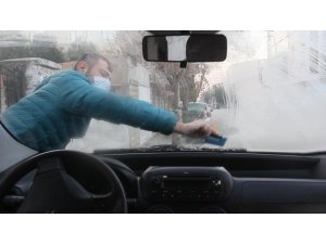 Erzincan’da araç camları buz tuttu