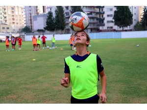 Mesafeler 12 yaşındaki Kerime’nin futbol aşkına engel olamadı