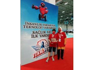 Ayşe Öğretmen, öğrencileri için gece gündüz koşturuyor