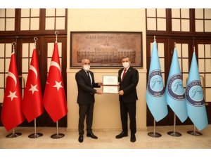 Yalçın Topçu: “Türk’ün bayrağı asla indirilemez”