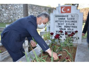 Başkan Topaloğlu, Şehit Öğretmen Vural Akdeniz’i kabri başında andı