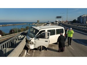 Samsun’da panelvan minibüs viyadükteki bariyerlere çarptı: 3 yaralı