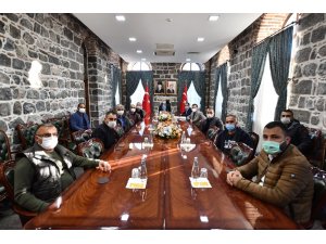 Vali Karaloğlu, İzmir depreminde yemek dağıtan ekibi kabul etti