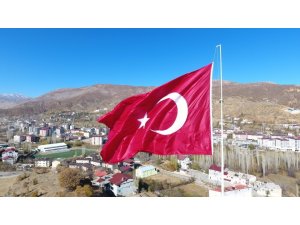 Hizan’da dev Türk bayrağı göndere çekildi