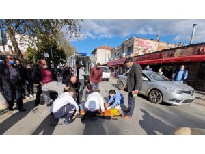 İznik’te traktör ve motosiklet kafa kafaya çarpıştı. bir kişi başından yaralandı