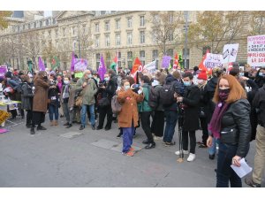 Paris’te kadınlardan aile içi şiddete karşı protesto