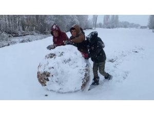Yüksekovalı çocukların kar sevinci
