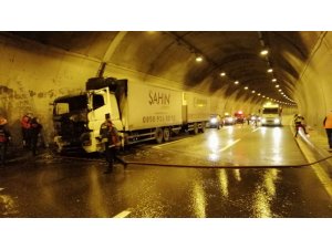 Tırın alev aldığı Bolu Dağı tüneli İstanbul istikameti ulaşıma kapatıldı