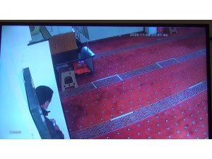 Camiye girip yardım paralarını çalan hırsız kıskıvrak yakalandı