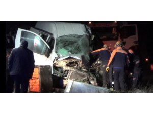 Afyonkarahisar’da yolcu otobüsü ile kamyonet çarpıştı: 1 ölü, 5 yaralı