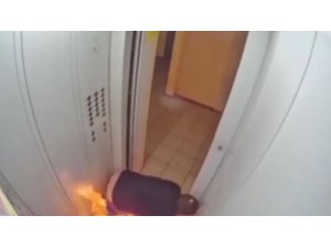 Rusya’da asansörde çakmakla antifrizi test eden adam alevler içinde kaldı