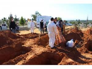 Aydın Efeler’de Mezarlıklar Müdürlüğü görevlileri en yoğun günlerden birini yaşadı