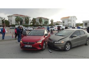 Manavgat’ta iki otomobil çarpıştı: 1 yaralı