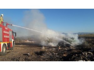 Burhaniye’de yazlık sitedeki çöplük yangını söndürüldü