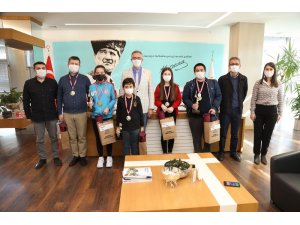 Satranç şampiyonları ödüllerini Başkan Arda’dan aldı