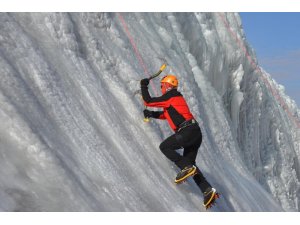 Palandöken Kayak Merkezinde buz tırmanışı