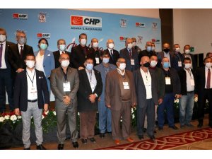 Adana’da CHP’ye yeni üye olanlara rozetlerini Kılıçdaroğlu taktı
