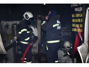 Sobadan düşen alevli karton dükkanı yaktı