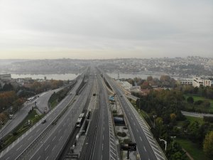 İstanbul’da boş kalan yollar havadan görüntülendi