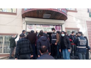 HDP’liler ile evlat nöbeti tutan aileler arasında ’hoşt’ gerginliği