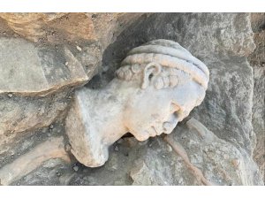 Laodikya’da 2 bin yıllık yıllık rahip heykeli başı bulundu