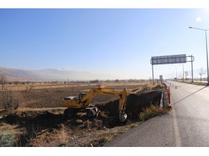 Erzincan-Sivas kara yolunda bulunan köprüde genişletme çalışmaları başladı