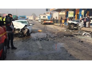 Bursa’da iki otomobilin çarpıştığı kazada bir kişi öldü, 4 kişi yaralandı