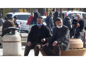 Diyarbakır’da güneşli havayı gören korona virüsü unuttu