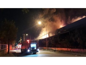 İzmir’in Çiğli ilçesinde bulunan Atatürk Organize Sanayi bölgesinde bulunan bir plastik fabrikasında henüz bilinmeyen bir nedenle yangın çıktı. Yangında iş yerinde bulunan 6 işçi tahliye edildi, yangını söndürme çalışmaları