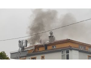 Şişli’de komşu binada çıkan yangını terastan izlediler