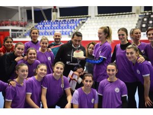 Muratpaşa kadın hentbol takımı, antrenörlerinin doğum gününü kutladı