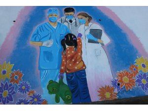 ’Sanat sokakta’ sanatçıları sağlık çalışanlarını duvara çizdi