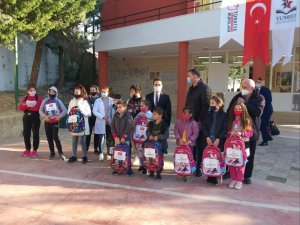 YTB’nin desteğiyle Arnavutluk’taki öğrencilere kırtasiye yardımı