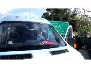 Çekmeköy Belediye Başkanı Ahmet Poyraz engelsiz taksinin direksiyonuna geçti