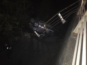Kontrolden çıkan otomobil köprüden uçtu: 3 yaralı