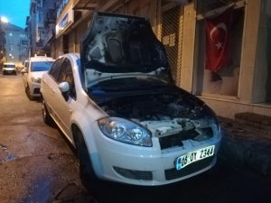 İzmir’de park halindeki araç kundaklandı